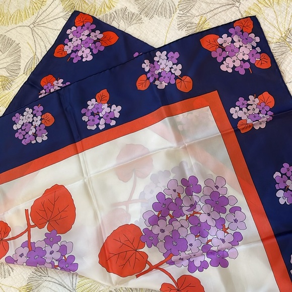 Vintage 1970s 34” Valentino silk scarf - Picture 4 of 4